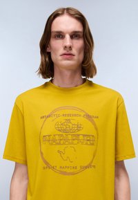 Napapijri BALD - T-shirts print - gold flake yo