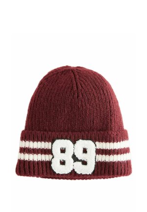 Gestrickte burgunderfarbene Mütze mit umgeschlagenem Bund, weißen Streifen und der auffällig auf der Vorderseite platzierten weißen Nummer "89".