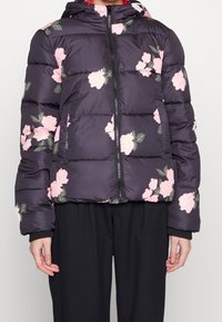 Prošívaná bunda tmavě fialové barvy s růžovým květinovým potiskem. Má zip, kapuci a žebrované manžety. Měkký, nepromokavý materiál.
