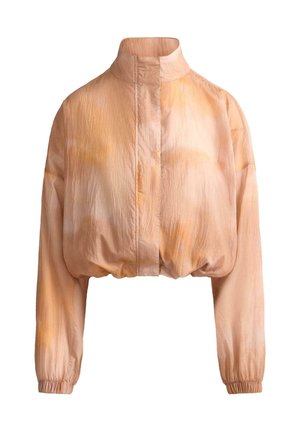 Veste courte orange clair avec col montant, manches longues, poignets élastiques et texture légèrement froissée.