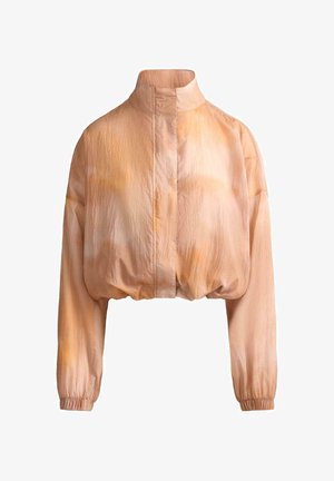 Veste courte orange clair avec col montant, manches longues, poignets élastiques et texture légèrement froissée.