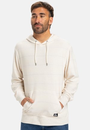 Sudadera con capucha en color crema claro con rayas horizontales, bolsillo frontal, cordón ajustable y etiqueta de marca en el dobladillo inferior.