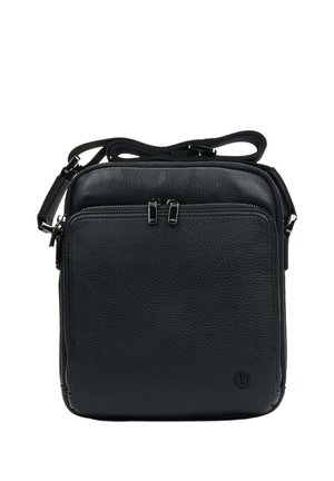 Geantă crossbody neagră din piele texturată, cu buzunare frontale și superioare cu fermoar și curea reglabilă din material textil, pe fundal alb.