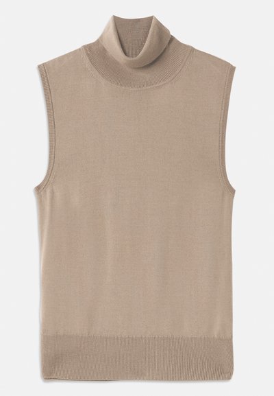 Pull à col roulé sans manches en tricot beige avec col côtelé, emmanchures et ourlet, posé à plat sur un fond blanc.