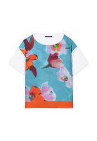 Kurzärmliges T-Shirt mit einem türkisfarbenen Blumenmuster, weißen Ärmeln und einem orangen unteren Bund. Weicher Stoff mit lockerer Passform.
