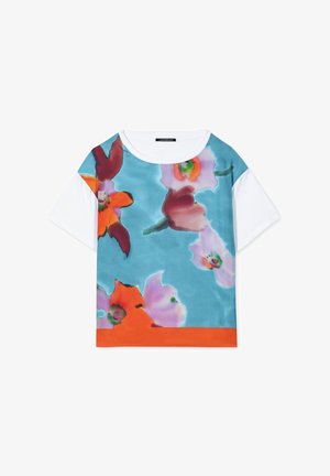 Kurzärmliges T-Shirt mit einem türkisfarbenen Blumenmuster, weißen Ärmeln und einem orangen unteren Bund. Weicher Stoff mit lockerer Passform.