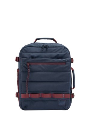 Granatowy, kwadratowy plecak z przednią kieszenią na suwak, górnym uchwytem, bocznymi paskami i czerwonymi akcentami na suwakach i pętlach.