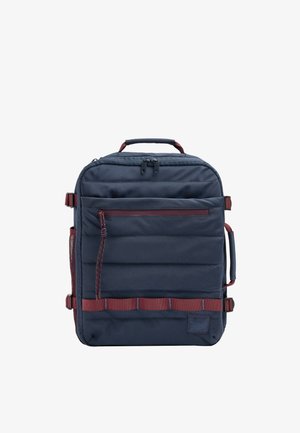Granatowy, kwadratowy plecak z przednią kieszenią na suwak, górnym uchwytem, bocznymi paskami i czerwonymi akcentami na suwakach i pętlach.