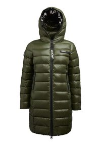 Olivově zelený prošívaný kabát s kapucí, zipem vpředu a dvěma bočními kapsami. Má prošívaný design a logo na prsou a podšívce kapuce.