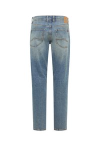 Jasnoniebieskie jeansy denimowe z dwoma tylnymi kieszeniami, brązowym szyciem, szlufkami na pasek i jasnobrązową skórzaną metką marki na pasku.