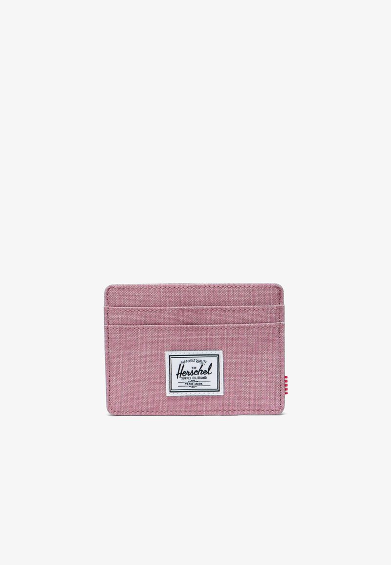 Herschel kortfodral i strukturerad rosa tyg, med tre kortfack, en vit etikettlogotyp och en liten röd accenttab på sidan.