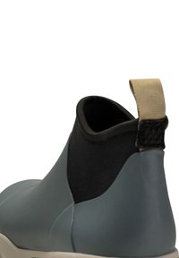 Botte de pluie en caoutchouc bleu clair avec une tige en néoprène noire et une languette beige au talon. Surface lisse avec un design à bout rond.