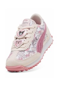 Różowo-kremowe trampki z zamszową i siateczkową cholewką, z grafikami Hello Kitty, akcentem w kształcie serca oraz teksturowanym różowym paskiem po boku.