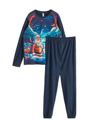 Marineblauwe pyjama-set met een lang viscosen bovenstuk met een Santa-afbeelding in een sneeuwlandschap en een broek met elastische tailleband in dezelfde kleur.