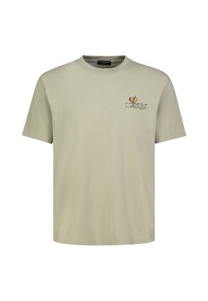 Beiges T-Shirt mit kurzen Ärmeln, kleinem orangefarbenem Cocktailglas und Wellendesign auf der linken Brust, Rundhalsausschnitt und schlichtem Vorderteil.