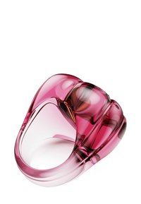 Rosa transparent akrylring med en slät, kurvig form. Har en blank yta och små variationer i tjocklek för visuell djup.