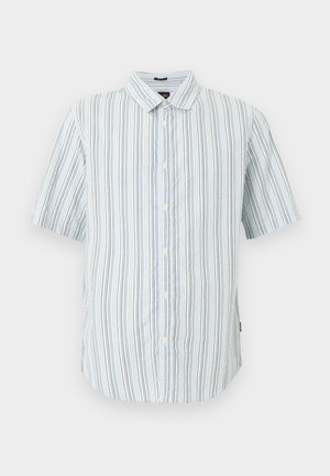 Srajca s kratkimi rokavi z navpičnimi belimi in svetlo modrimi črtami, širokim ovratnikom in belimi gumbi spredaj.
