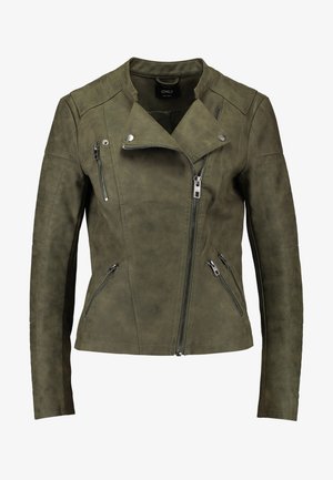 Veste de moto en simili cuir vert olive avec une fermeture éclair asymétrique, plusieurs poches zippées et des détails côtelés discrets sur les manches.