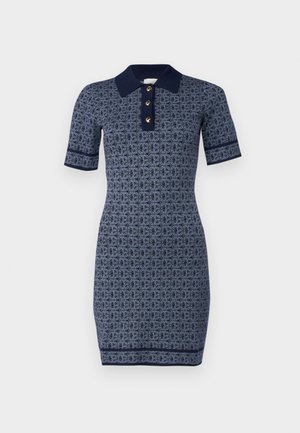 Dunkelblaues Polo-Kleid mit kurzen Ärmeln, das eine gemusterte Textur, eine Drei-Knopfleiste sowie kontrastierende Akzente am Kragen und an den Ärmeln aufweist.