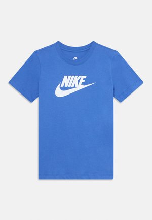 T-shirt en coton bleu à manches courtes et col rond. Présente un logo Nike blanc bien visible sur le devant. Texture lisse, coupe standard.