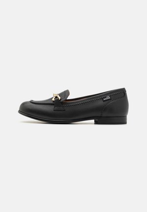 Mocassino in pelle nera con punta arrotondata, dettagli in oro decorativi e accenti cuciti. Tacchetto leggermente rialzato e texture liscia.