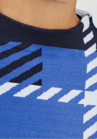 Niebieska i granatowa materiał z wzorem w diagonalne paski i geometryczne kształty, o gładkiej teksturze i dopasowanym dekolcie.