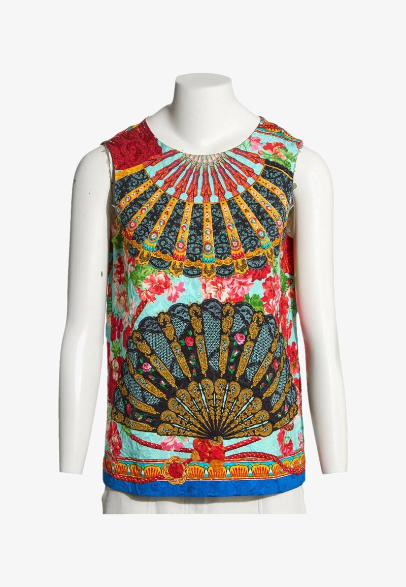 Haut sans manches avec des motifs floraux et d'éventails colorés en rouge, bleu, noir, jaune et vert sur un fond bleu clair.