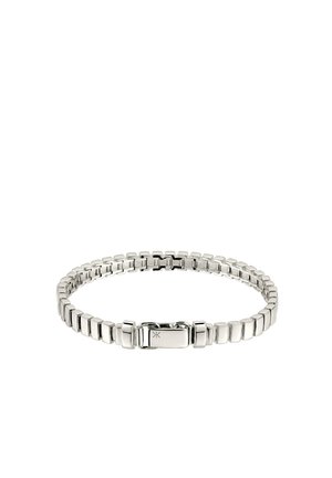 Silbernes Metallarmband mit rechteckiger Gliederkette und einem Verschluss, der mit einem kleinen Symbol auf weißem Hintergrund graviert ist.