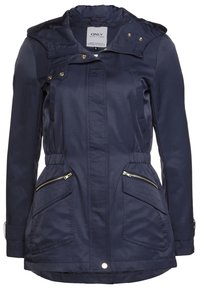 Veste d'extérieur bleu marine en tissu lisse, dotée d'une taille cintrée, d'une capuche et de deux poches frontales zippées avec des accents dorés.