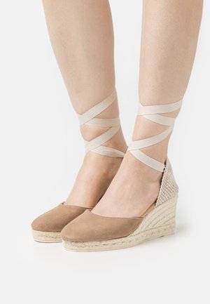 LOW WEDGE  - Sandalias con plataforma - vintage taupe