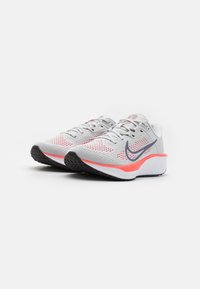 Nike Performance QUEST 6 - Tekaški copati za cesto - photon dust/dark raisin/hot punch/white/crimson tint