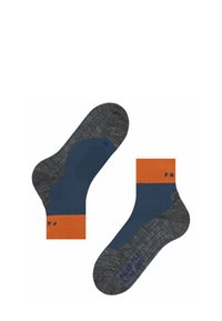 Due paia di calzini esposti affiancati: uno grigio con un risvolto arancione e accenti blu scuro, caratterizzato da una texture a coste e un logo.