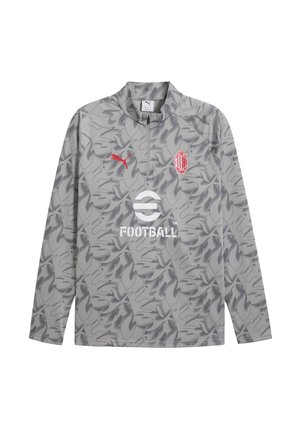 Grå langærmet jersey med camouflage-mønster, med rød Puma-logo, holdlogo og hvid "FOOTBALL" tekst. Halv-zip kraves design.