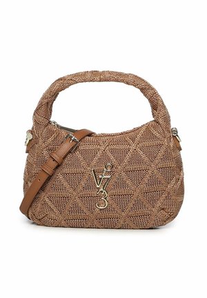 Petit sac à main marron tissé avec poignée tressée, bandoulière en cuir réglable, motif géométrique et logo doré "V73" à l'avant.