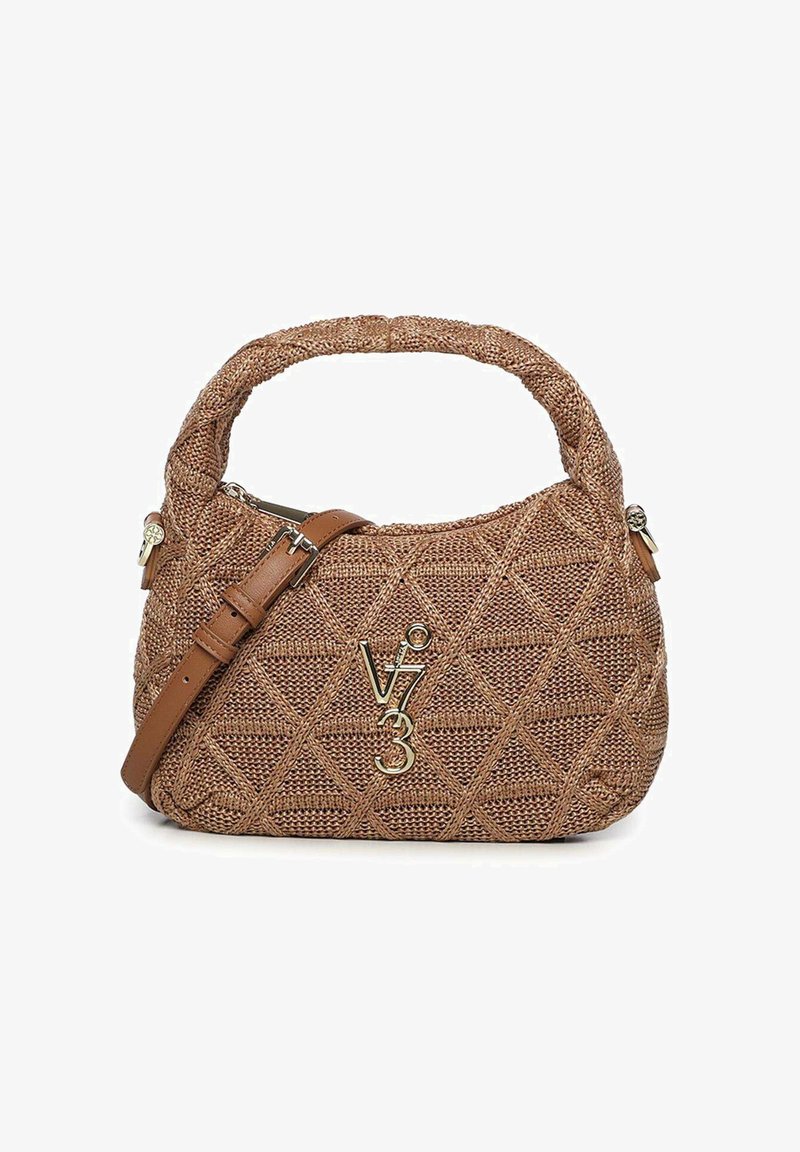 Bolso pequeño marrón tejido con asa trenzada, correa de cuero ajustable, patrón geométrico y logo dorado "V73" en el frente.