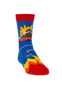 Blauer Socken mit rotem geripptem Bündchen, das ein Feuerwehrauto, eine Stadtsilhouette und Flammen in leuchtenden Farben zeigt. Hergestellt aus gestricktem Stoff mit glatter Textur.