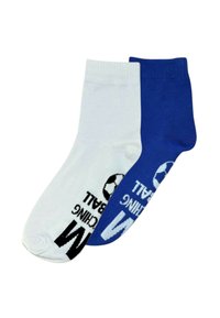 Due coppie di calzini corti: una bianca con testo nero "PLAYING" e un grafico di un pallone da calcio; l'altra in blu con testo bianco "FOOTBALL".