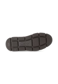 Suela de zapato de goma negra con superficie texturizada, que presenta un patrón de cuadrícula, nombre de la marca "Gabor" y sección de punta redondeada.