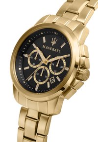 Orologio cronografo in acciaio inox dorato con quadrante nero, tre sottodial, indicazione della data e bracciale in metallo. Presenta il marchio Maserati.