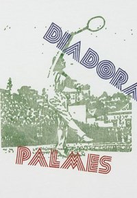 T-shirt bianca in cotone con stampa grafica di un tennista in verde con "DIADORA" in blu e "PALMES" in rosso in basso.