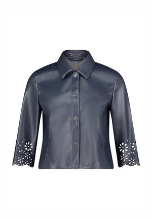 Veste en cuir synthétique navy avec un col à revers, fermeture à boutons et manches 3/4 ornées de découpes florales au niveau des poignets.