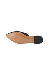 Schwarze spitze Ballerina mit glattem Obermaterial, beiger Sohle und flachem Absatz. Die Größe "38" ist auf der Sohle aufgedruckt.