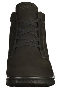 Scarpa alta nera realizzata in suede morbido, dotata di lacci tondi, collo imbottito e suola in gomma testurizzata. Design minimalista.