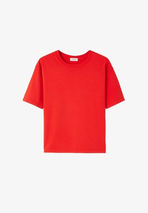 Raudonas medvilninis marškinėliai su apvalia kaklo išpjova, trumpomis rankovėmis ir laisvu siluetu. Yra grioveliais tekstūruotas paviršius ir jokios matomos logotipai ar akcentai.