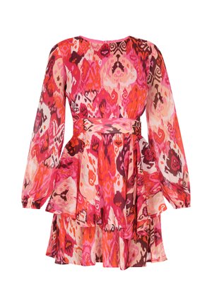 Barevné šaty s dlouhými rukávy, vypasovaným pasem, vrstveným volánkovým lemem a abstrahovaným květinovým vzorem v odstínech růžové, červené a krémové.