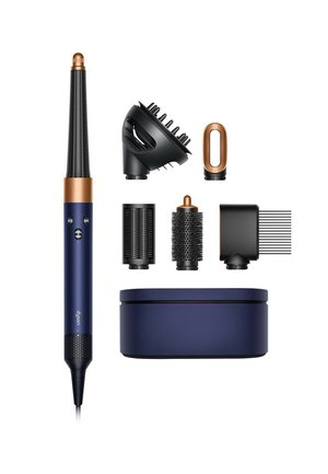 Hårstylingverktyg med en avsmalnande svart och guldfärgad barre, flera fästen och en marinblå förvaringsväska. Olika borstar och munstycken ingår.