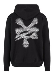 Sudadera negra con capucha que presenta un diseño gráfico de calaveras y manos esqueléticas en la parte posterior, con una textura suave y capucha ajustable.