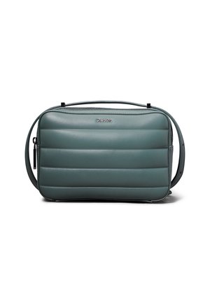 Petit sac bandoulière rectangulaire en cuir bleu sarcelle avec surpiqûres horizontales, fermeture éclair supérieure, poignée courte et bandoulière ajustable.
