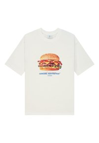 Witte katoenen T-shirt met een grafisch ontwerp van een burger met spek, kaas en sla. De tekst luidt "LEISURE AESTHETICS" in het blauw.