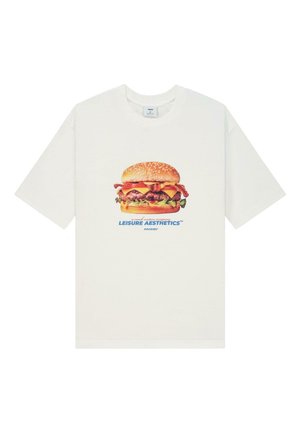 T-shirt en coton blanc avec un graphique d'un hamburger avec du bacon, du fromage et de la laitue. Le texte "LEISURE AESTHETICS" est en bleu.